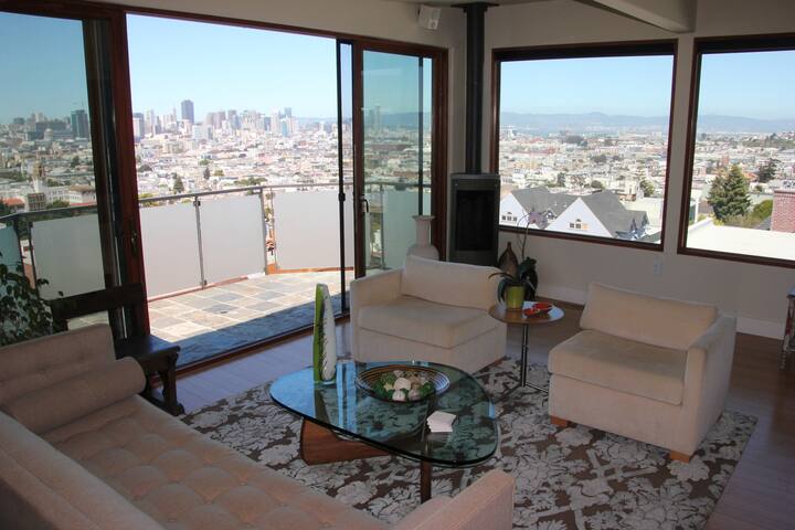 Luxurious Home With Expansive Views