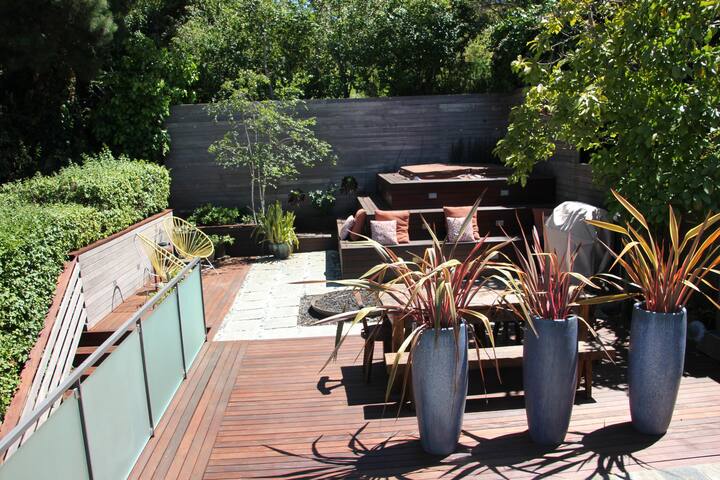 Luxurious Home With Expansive Views gallery image 4