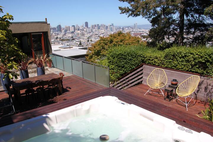 Luxurious Home With Expansive Views gallery image 5