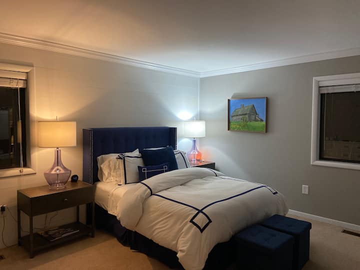 dormitorio principal con cama tamaño queen