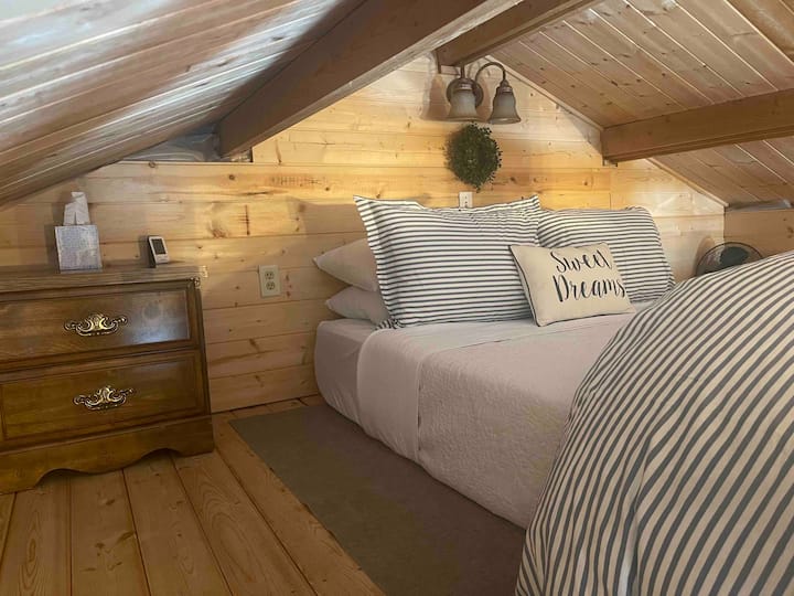 Dhomë gjumi me krevat dopio "queen" 
Ki parasysh se tavani i loftit është i ulët 