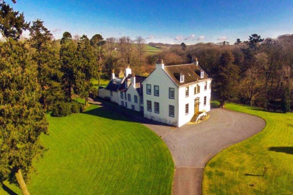 A Listed Baronial Scottish Mansion near Glasgow Houses for Rent in