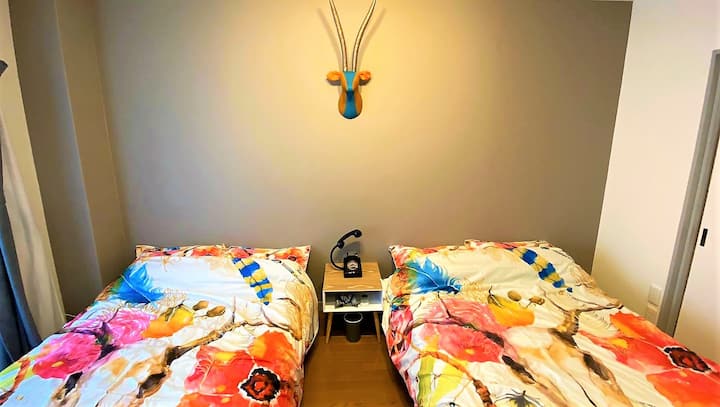 寝室。セミダブルベッドが2台あります。エアコンあります。寝室にはシカの作品が飾ってあります/There are two semi-double beds in the bedroom. The bedroom is decorated with works of deer.There is an air conditioner.