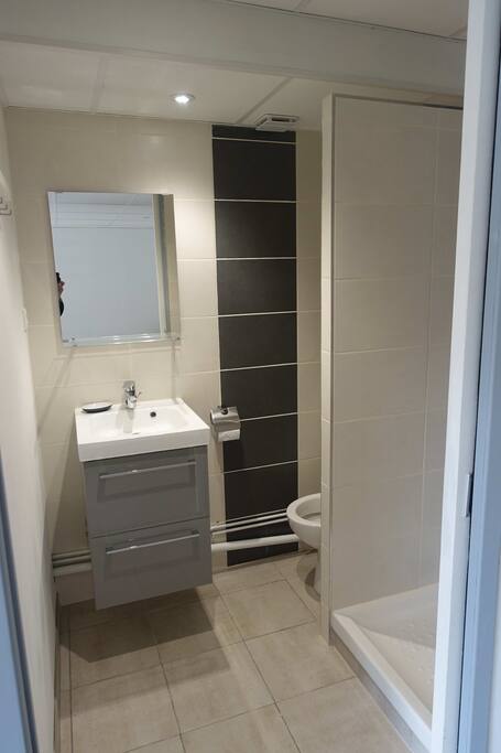 Salle de bain indépendante avec douche, lavabo et WC