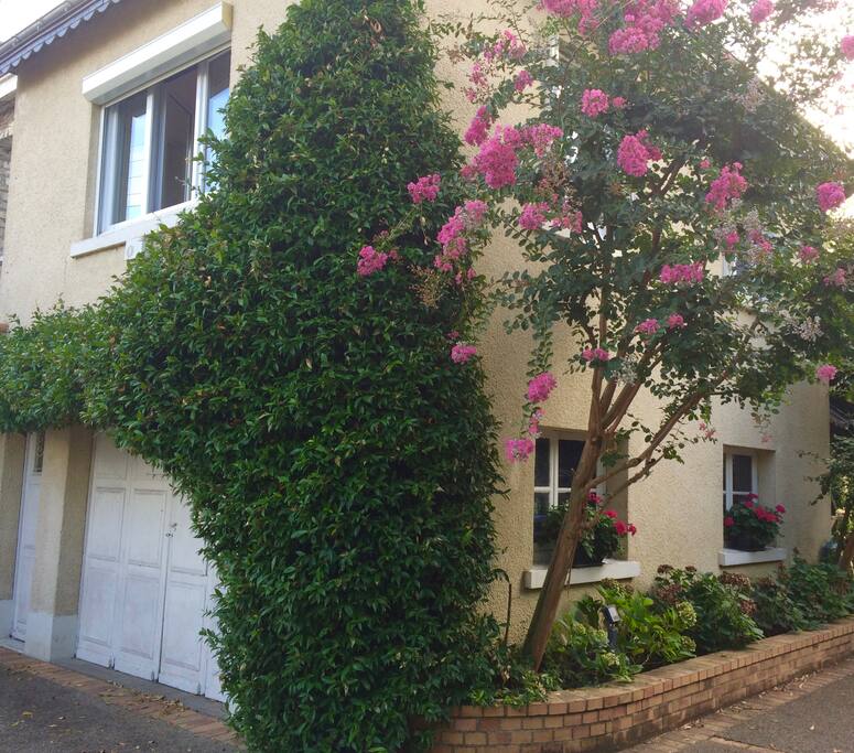 Studio au premier étage et son environnement fleuri