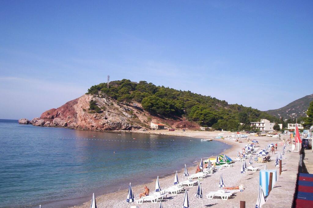 Ближайший к квартире пляж/Nearest to the flat beach spot - view to the house