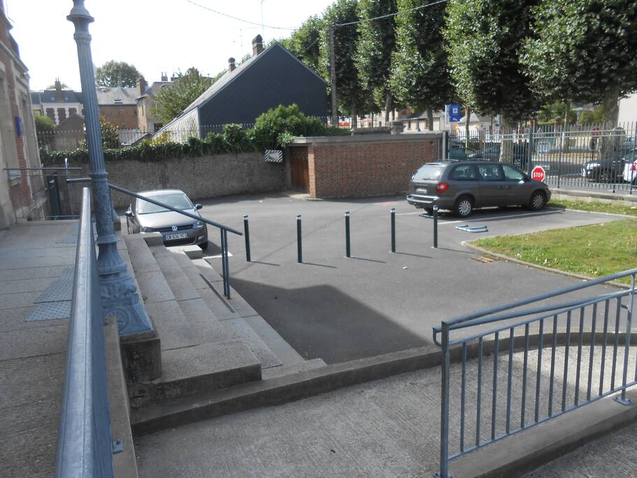 Mise à disposition de 2 places de parking.