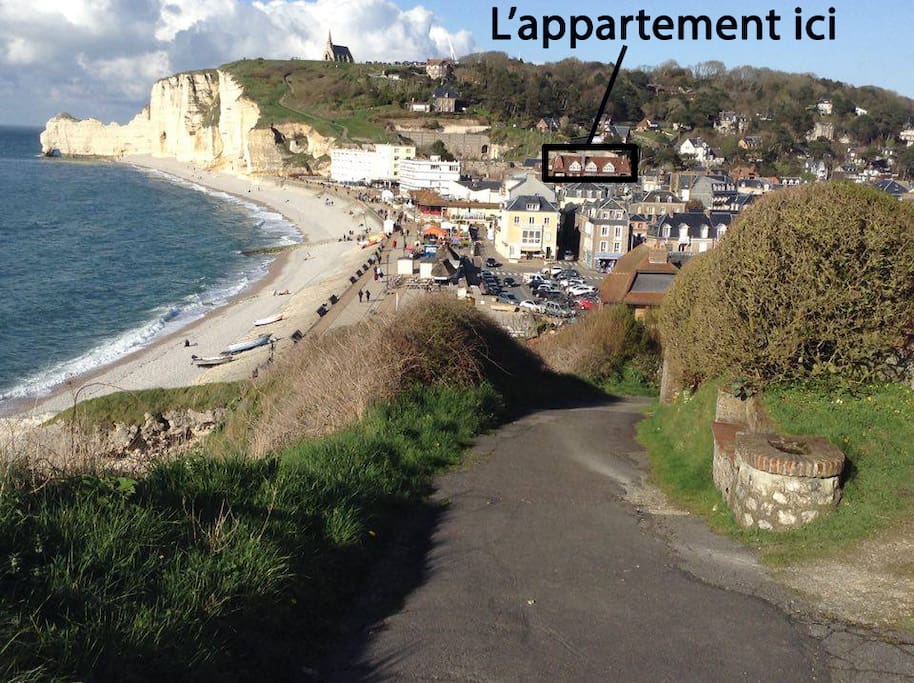 L'appartement et ses 3 pignons aperçus depuis la falaise d'Aval