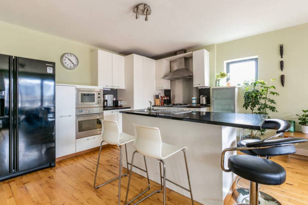 Large, beautifully decorated open plan living area with kitchen island, gas hob, microwave, dishwasher, washer dryer and cable TV.