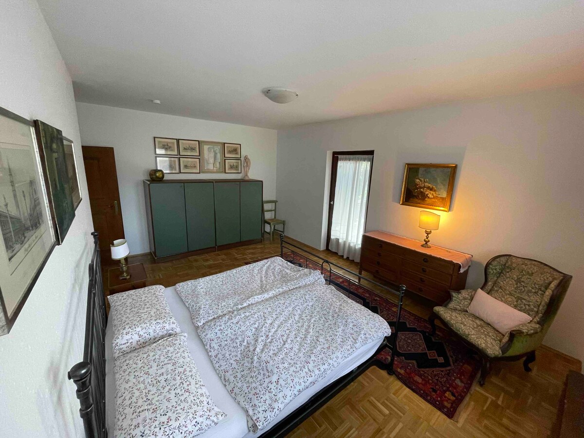 غرفة مزدوجة تطل على الحديقة.