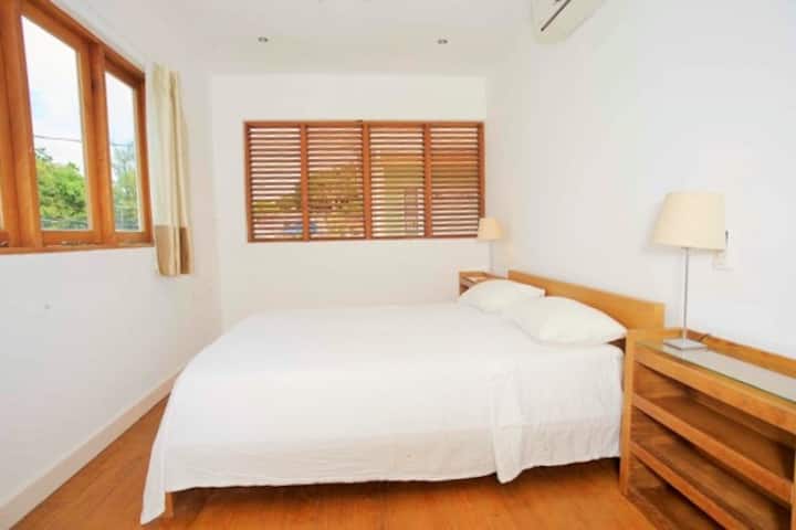 主卧室配备套内淋浴和空调