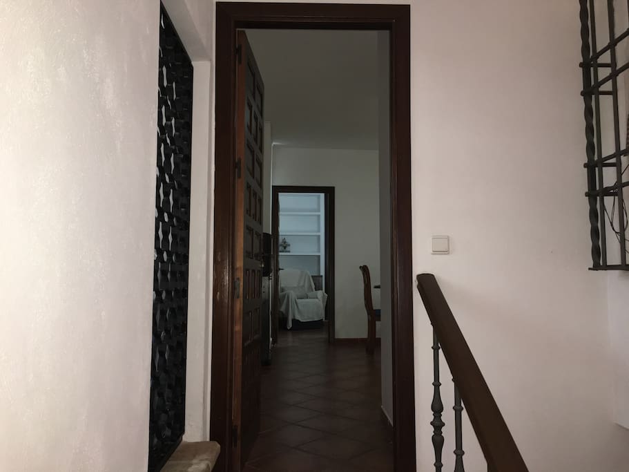 Entrada del apartamento situado en una casa