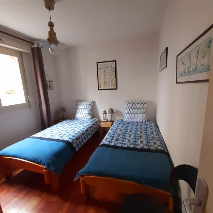 חדר שינה 2, עם 2 מיטות נפרדות.  
מצעים שסופקו ומיטות מוצעות להגעתכם 