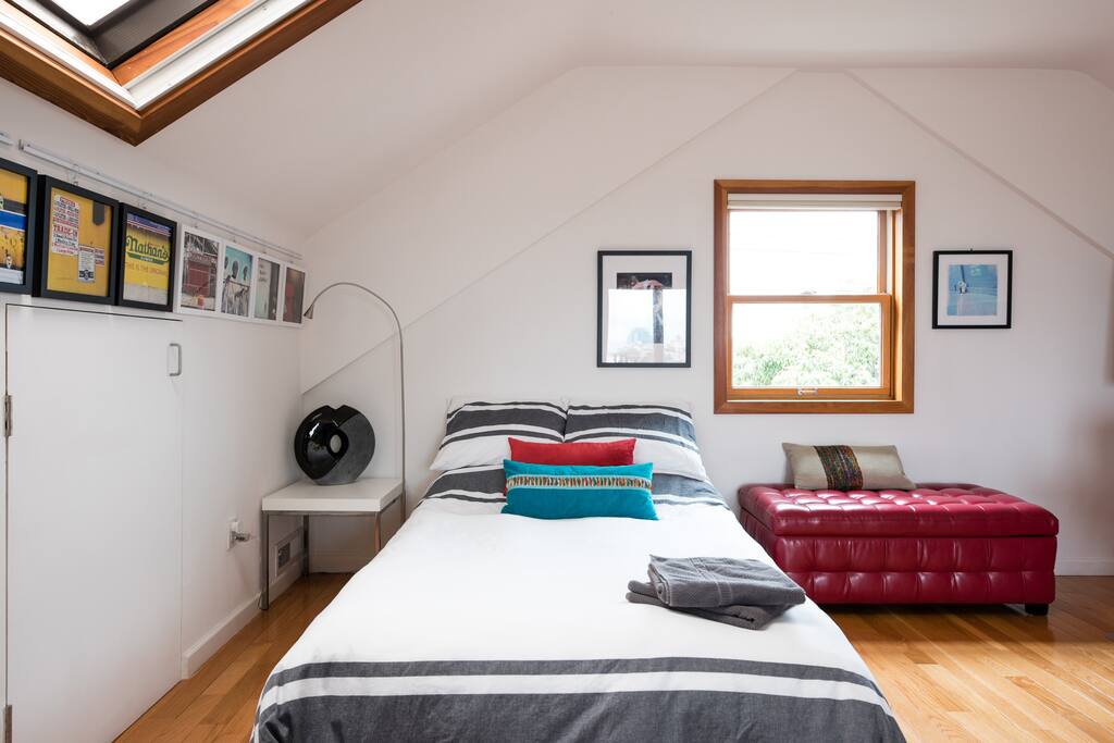 Double day-night bed is extra comfy thanks to a plush mattress pad