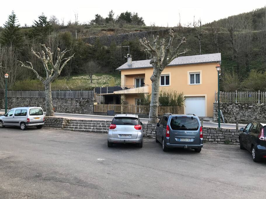 Vue d'ensemble de la maison avec Parking