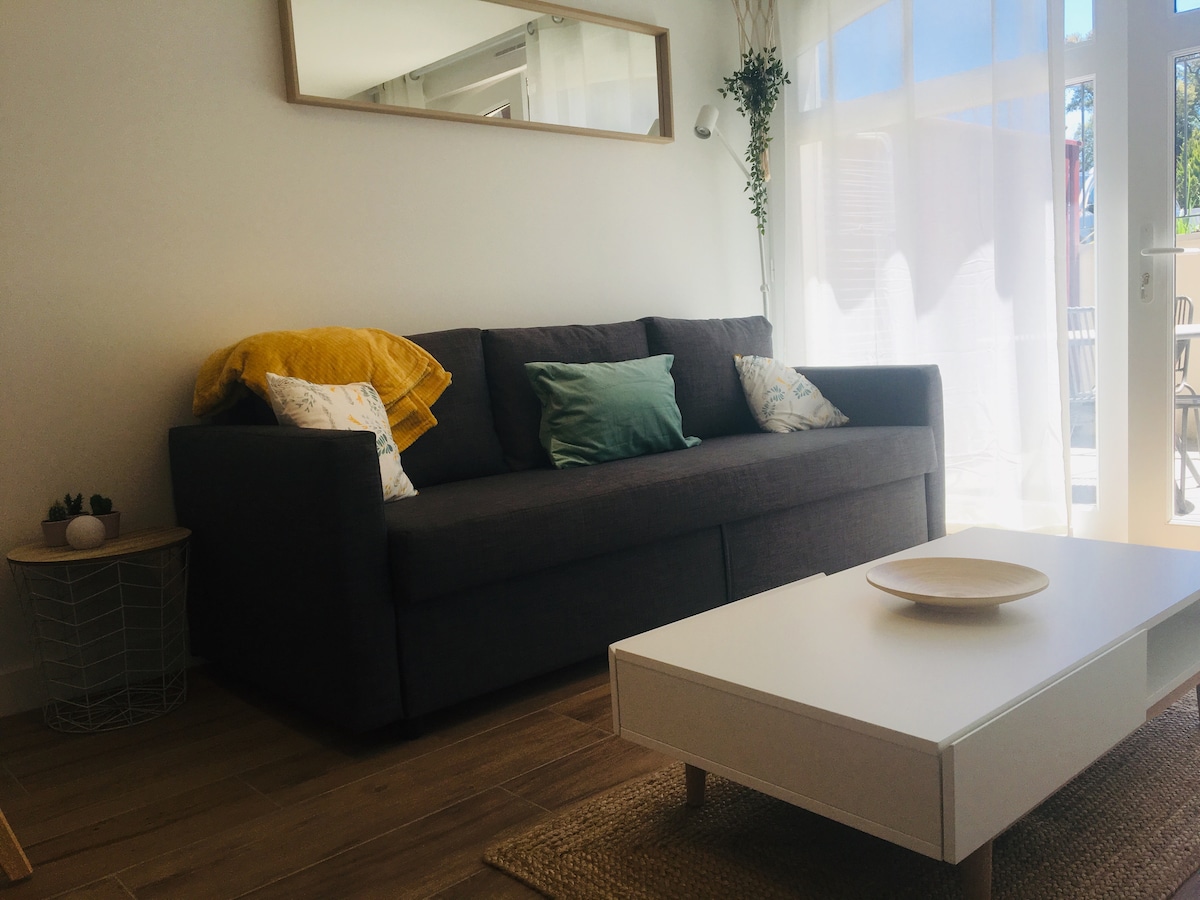 Მისაღები ოთახი 2 ადგილიანი გასაშლელი დივნით