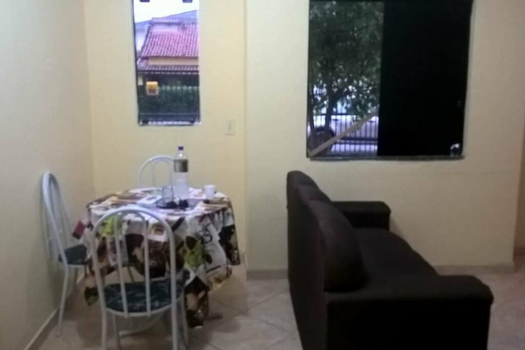 sala com dois sofás de 2 e 3 lugares