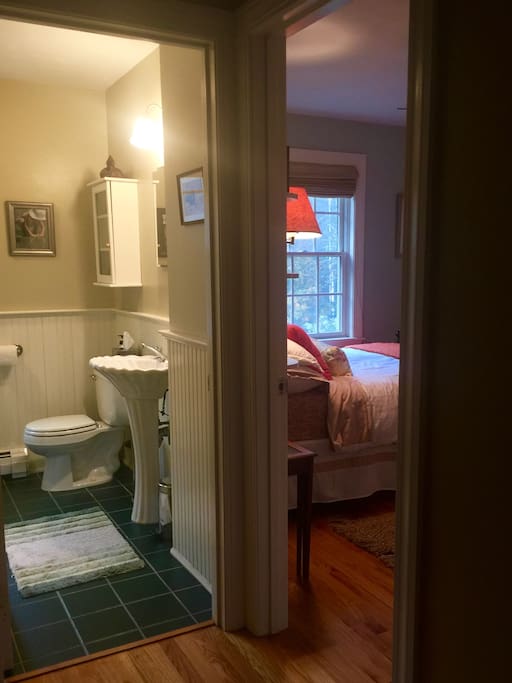Close by full-bathroom dedicated to guests.