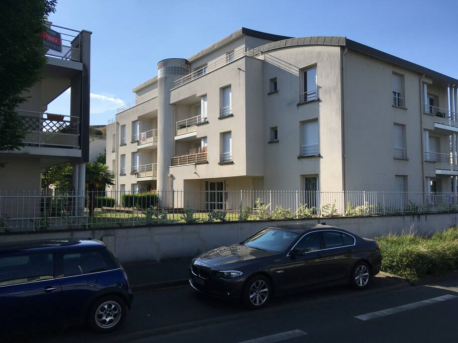 Résidence fermée datant de 2006 avec une place de parking en sous-sol.
