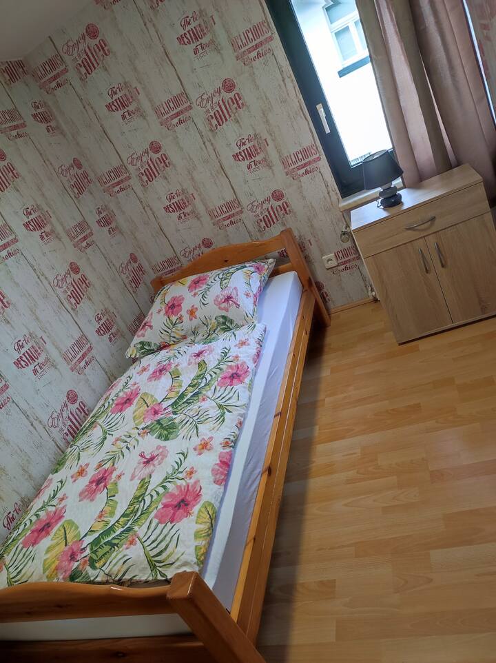 Მე-3 საძინებელი ერთადგილიანი საწოლით .