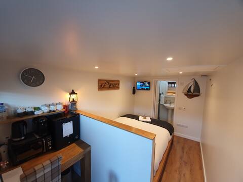 Private Annex in Chippenham with Parking & Wifi