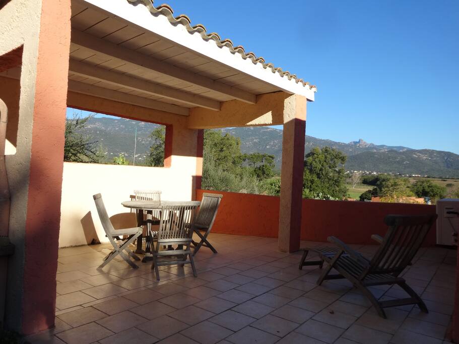 Belle terrasse avec vue sur toute la Résidence et sur l'Omu di Cagna