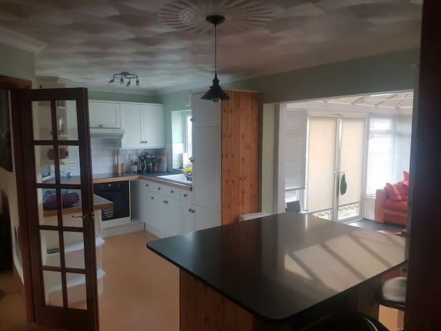 Spacious House, 5 Mins from beach