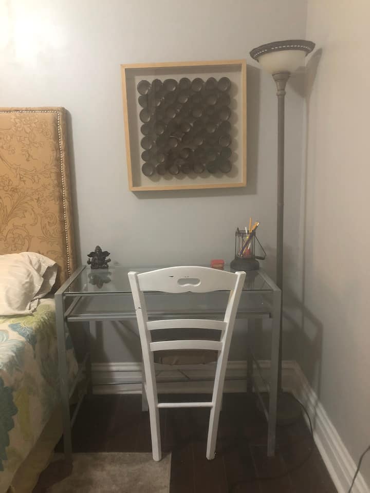 שולחן בחדר השינה המערבי