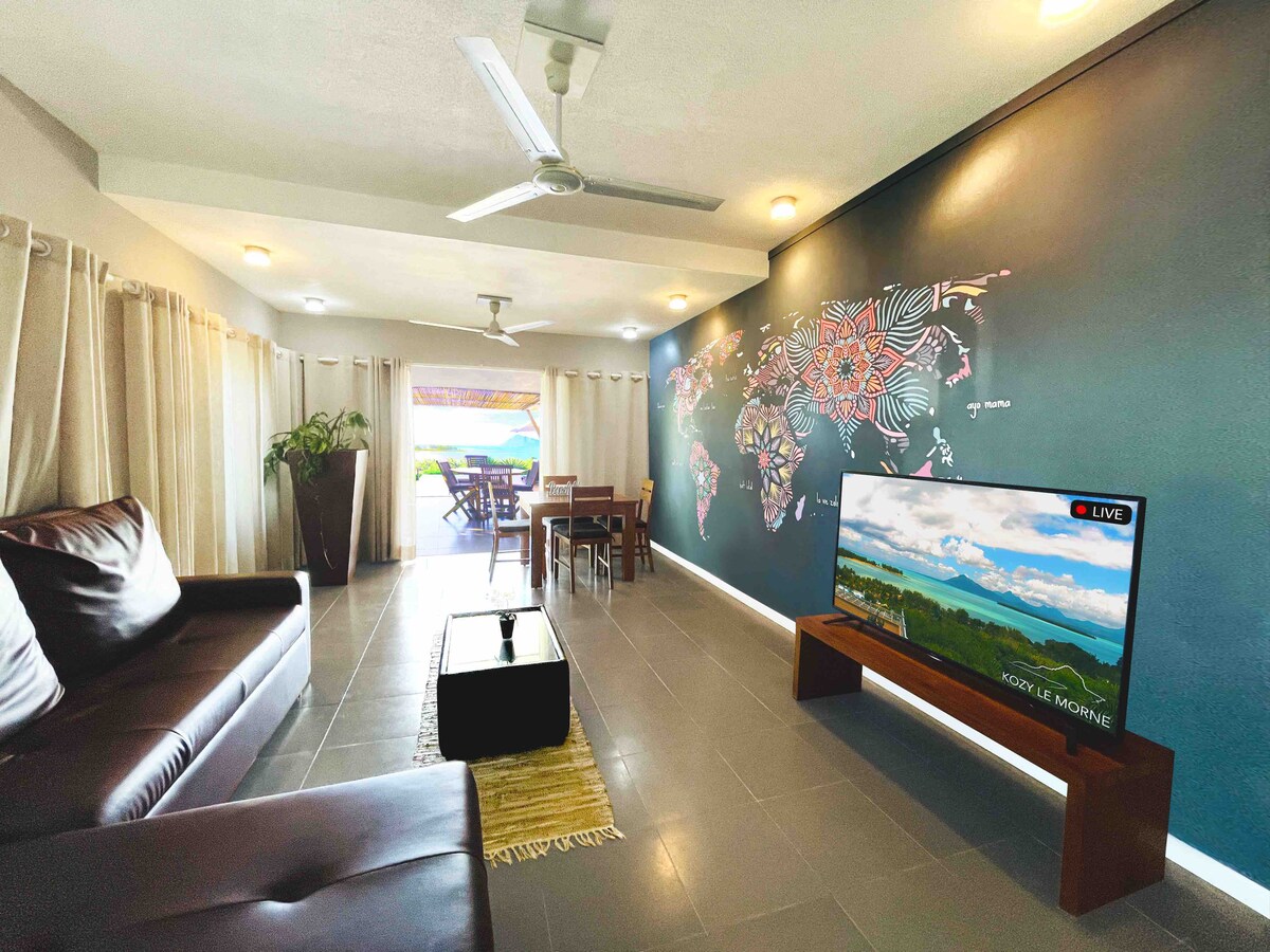 Sebule yenye televisheni- Netflix, Sofa, Eneo la Kula linaloelekea kwenye mtaro