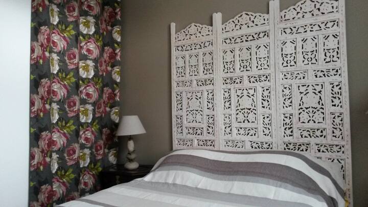 Chambre beige lit de 140 cm