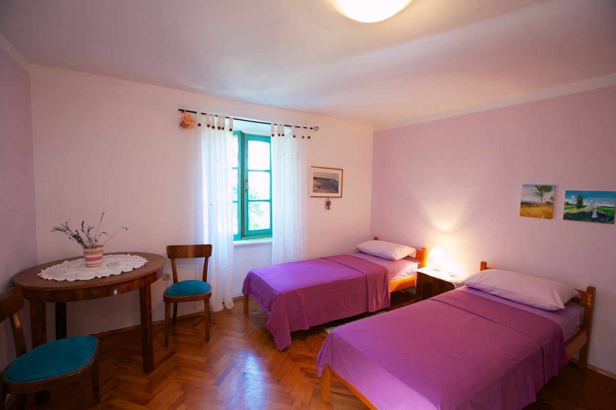  6 спални, 3 двойни стаи със самостоятелни удобства и 3 двойни стаи