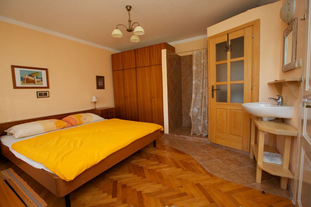 Всяка двойна стая разполага със самостоятелни удобства