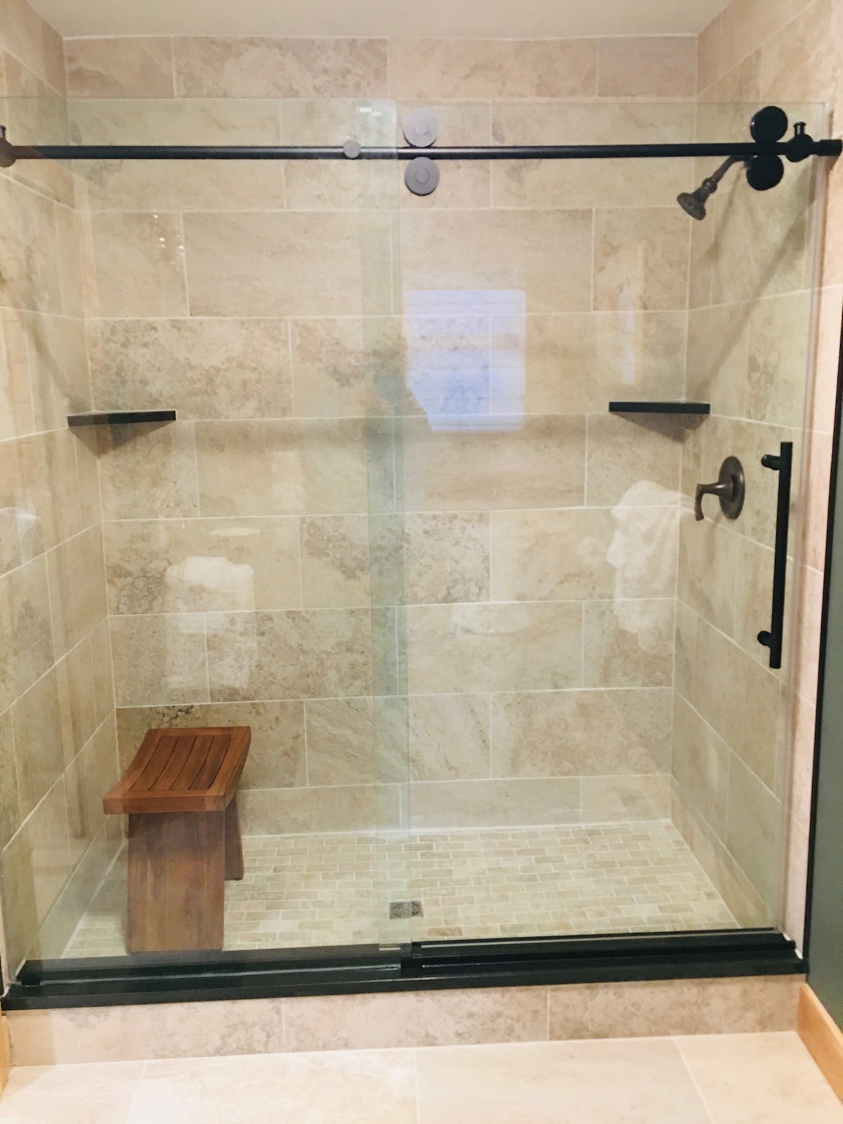 อาบน้ำในห้องน้ำส่วนตัวในห้องมาสเตอร์สวีท