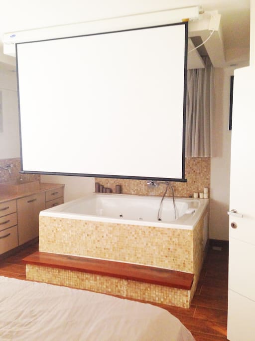jaccuzi dans la master bed room avec ecran