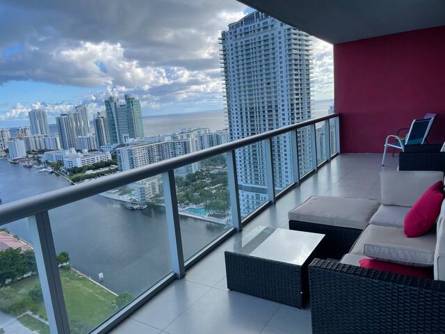 Stunning waterfront Penthouse Suite 2BD/2BA gallery image 4