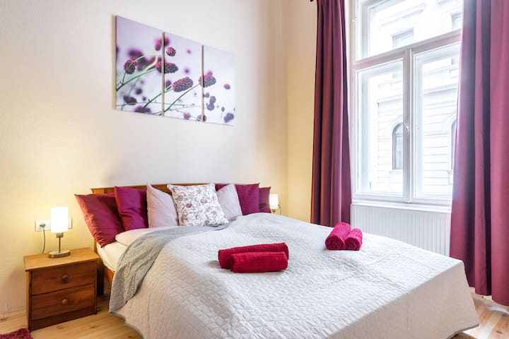 Виолетова спална соба