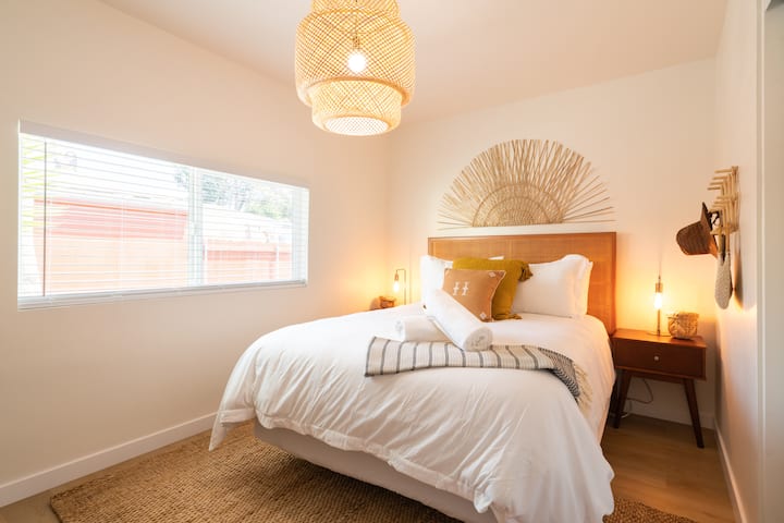 ห้องนอนใหญ่ที่อบอุ่นและน่าอยู่พร้อมเตียงควีนไซส์หรูหรา