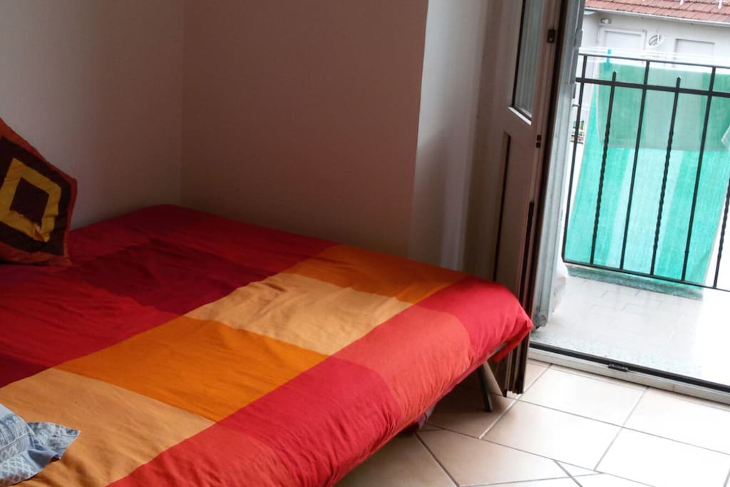 finestra sul terrazzino che dà sul giardino interno-