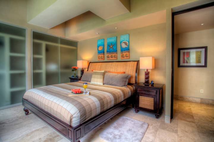 втората спалня е голяма и има самостоятелна баня.