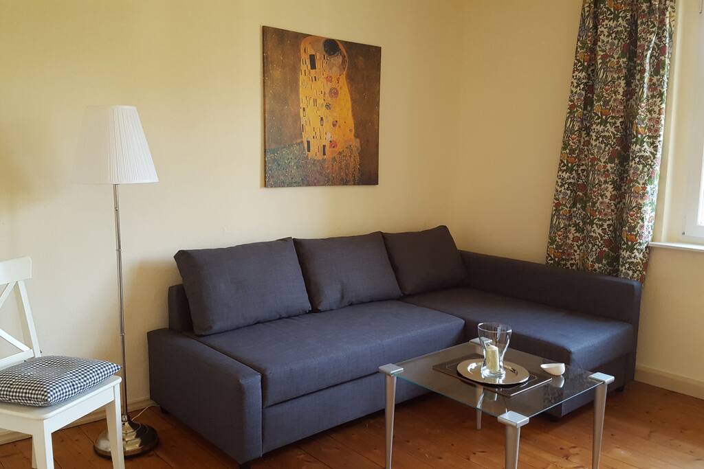 Gemütliches Wohnzimmer mit Schlafsofa