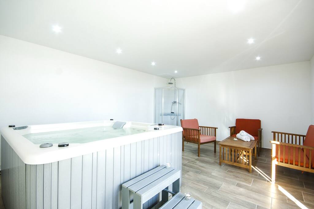 Jacuzzi and shower in the basement (smaller house)