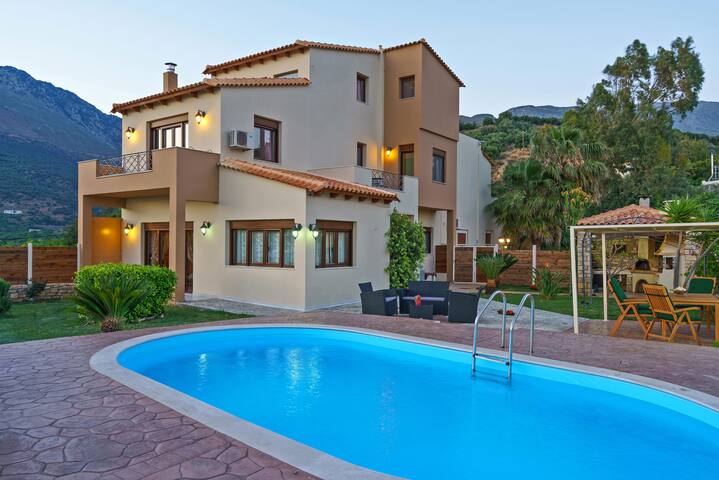 Villa w/Private Pool Walking distance to amenities gallery image 4