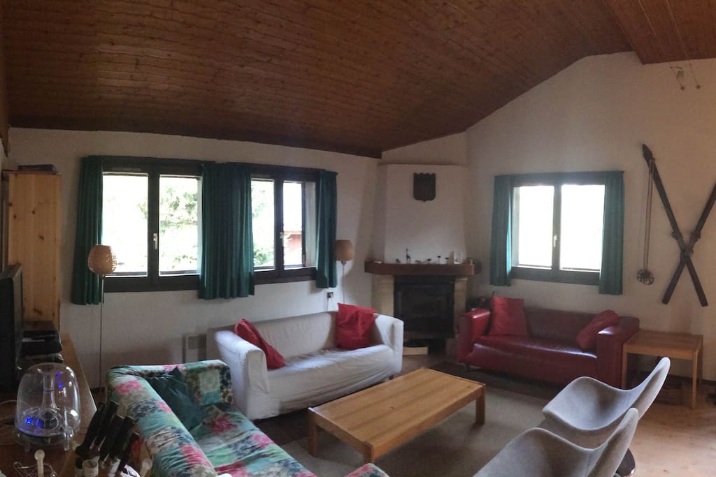 Ruime en gezellige huiskamer.