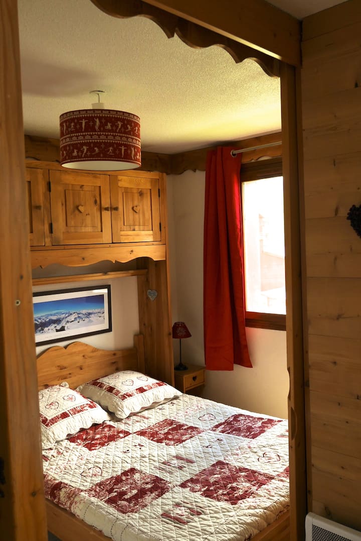 Habitación con cama doble