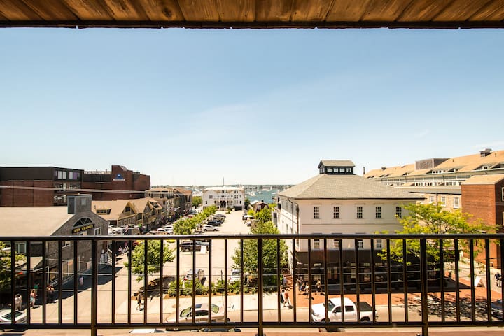 Luxury Newport Harbor Condo with Waterfront View gallery image 3