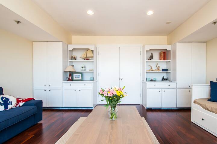 Luxury Newport Harbor Condo with Waterfront View gallery image 5