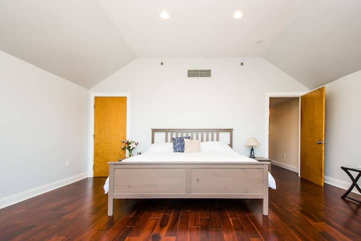 Dhomë gjumi e bollshme me krevat dopio "king".