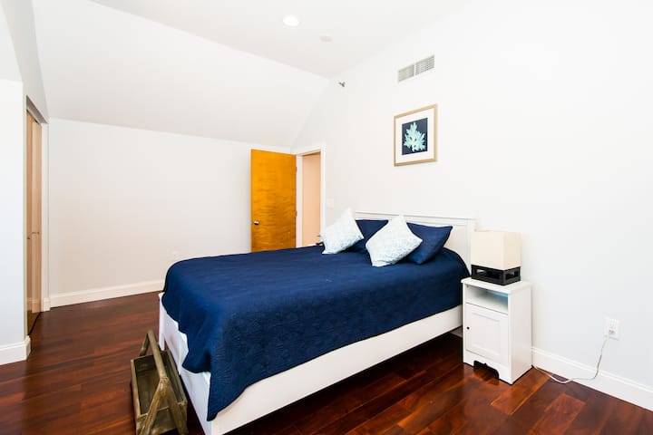 Dhomë gjumi e gjerë me krevat dopio "queen".