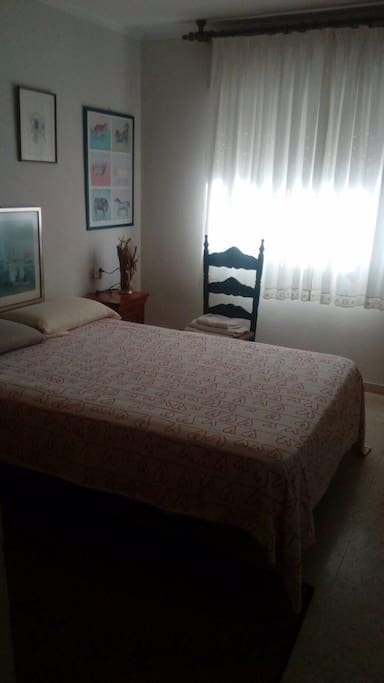 Habitación privada con cama de matrimonio. Espaciosa y con mucha luz.