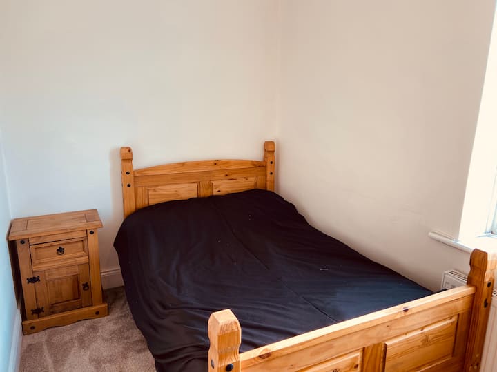 Manželská posteľ v rodinnej spálni. 